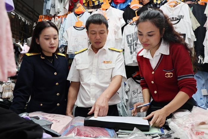 Với nhiều giải pháp đồng bộ, từ tuyên truyền đến hướng dẫn, ngành Thuế Hà Tĩnh đang trực tiếp hỗ trợ các hộ kinh doanh làm quen với phương thức kê khai thuế theo quy định mới, bảo đảm việc thực hiện nghĩa vụ thuế minh bạch, đúng thời hạn.