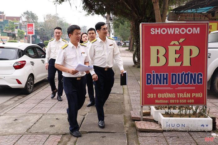 Tại Thuế cơ sở 1 tỉnh Hà Tĩnh, để "cầm tay chỉ việc" cho hộ kinh doanh, đơn vị cũng đã thành lập tổ chỉ đạo, tổ triển khai và phân công cán bộ trực tiếp đến hướng dẫn cho người nộp thuế.
