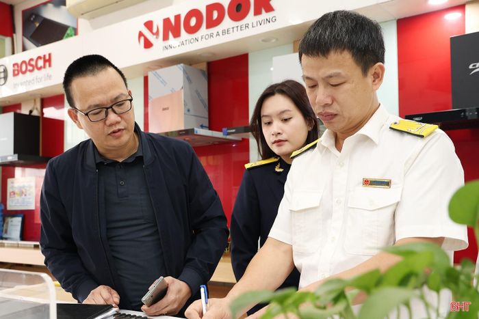  Được cán bộ thuế hướng dẫn trực tiếp, anh Trần Bình Dương (bên trái) ở phường Trần Phú chia sẻ: "Cửa hàng Bếp Bình Dương của gia đình tôi có doanh thu trên 500 triệu đồng/năm. Theo quy định, tôi sẽ phải thực hiện kê khai thuế theo quý. Ở kỳ kê khai đầu tiên, thời gian thực hiện là từ ngày 1/4 và chậm nhất là ngày 30/4. Hiện nay, tôi đã lập sổ sách để ghi chép doanh thu, chi phí phát sinh hằng ngày, làm căn cứ tổng hợp số liệu khi thực hiện kê khai theo quý. Nhờ được cán bộ thuế hướng dẫn cụ thể, tôi đã nắm rõ quy trình kê khai, các biểu mẫu cần thiết và cách thực hiện trên hệ thống điện tử". 