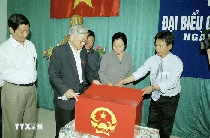 Chủ tịch Quốc hội Nguyễn Phú Trọng, Chủ tịch Hội đồng bầu cử giám sát, kiểm tra tại đơn vị bầu cử số 4, khu vực bỏ phiếu số 4 (Xuân Phương, Từ Liêm, Hà Nội) trước ngày bầu cử đại biểu Quốc hội khóa XII. (Ảnh: Trí Dũng/TTXVN)