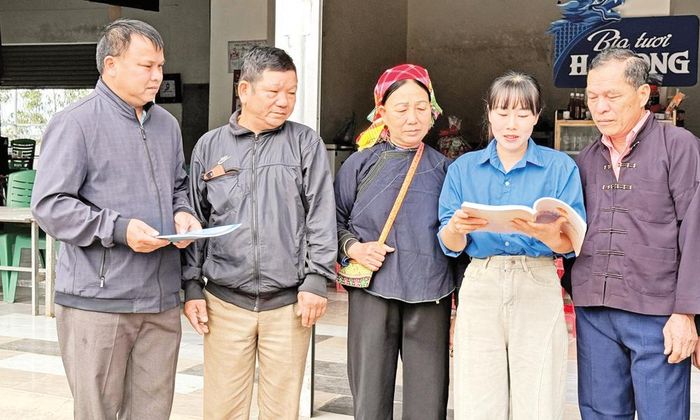  Cán bộ, đoàn viên thôn Tam Chẽ, xã Sơn Hải trực tiếp tuyên truyền về ngày bầu cử đến người dân. 