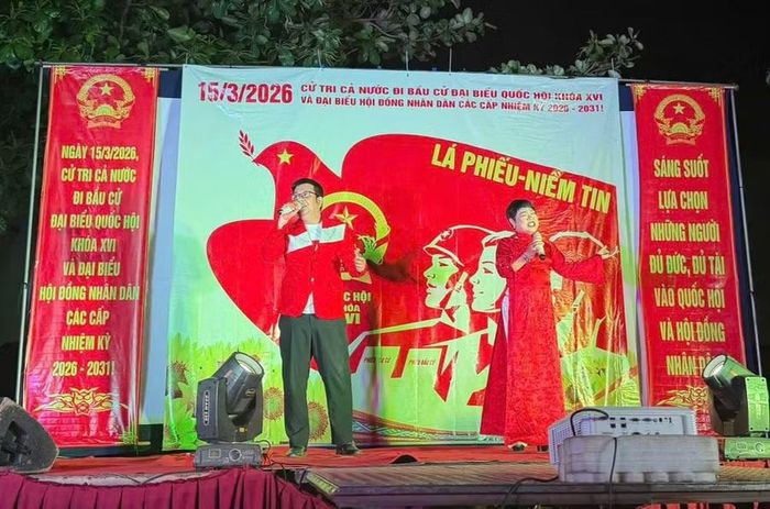 Nhạc sĩ Đức Hà (bìa trái) và ca sĩ Thùy Dương thể hiện ca khúc “Cùng nhau đi bầu cử” trong đêm diễn của Đội tuyên truyền lưu động, Nhà hát Ca múa nhạc tổng hợp Đam San tại xã Chư Sê tối 11-3. Ảnh: NVCC