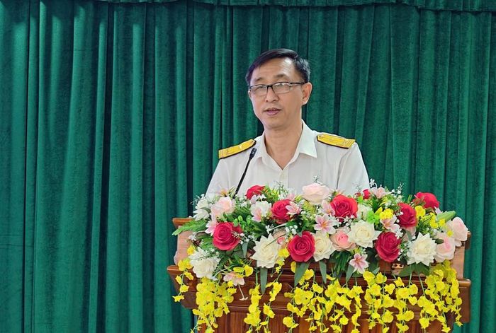  Ông Phan Công Hòa - Phó Trưởng thuế cơ sở 1 tỉnh Gia Lai phổ biến chính sách thuế cho các hộ kinh doanh. Ảnh: Dũng Nhân 