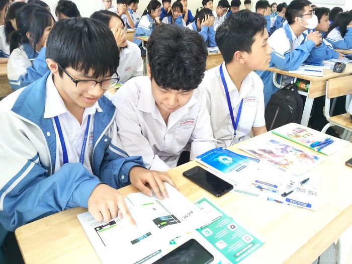 Đoàn viên, thanh niên sử dụng tài liệu học tập của dự án.