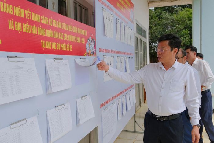 Đồng chí Lưu Văn Trung, Phó Bí thư Tỉnh ủy, Chủ tịch HĐND tỉnh, Chủ tịch Ủy ban Bầu cử tỉnh kiểm tra việc niêm yết danh sách cử tri và các ứng cử viên
