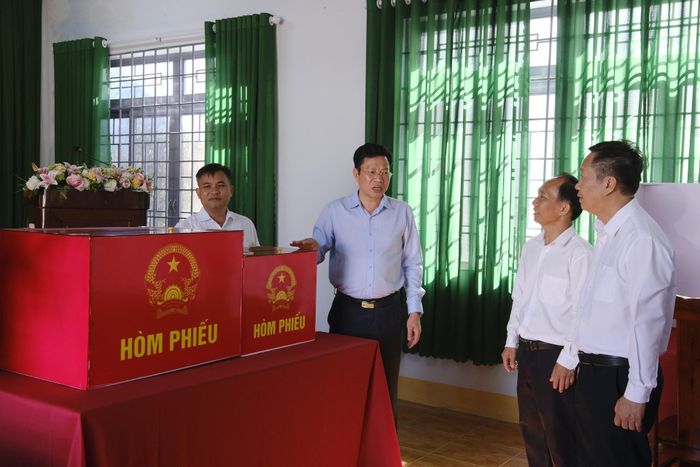Đồng chí Lưu Văn Trung, Phó Bí thư Tỉnh ủy, Chủ tịch HĐND tỉnh, Chủ tịch Ủy ban Bầu cử tỉnh Lâm Đồng đi kiểm tra thực tế công tác chuẩn bị bầu cử tại điểm bỏ phiếu của cử tri tổ dân phố 2 Nghĩa Tân (phường Nam Gia Nghĩa)