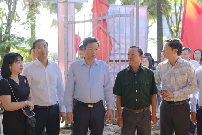 Đồng chí Lưu Văn Trung, Phó Bí thư Tỉnh ủy, Chủ tịch HĐND tỉnh, Chủ tịch Ủy ban Bầu cử tỉnh Lâm Đồng trao đổi, lưu ý một số nội dung trong công tác chuẩn bị bầu cử với các tổ bầu cử tại địa phương