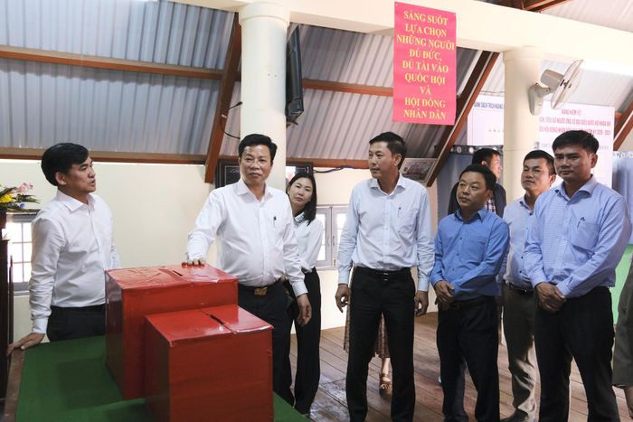 Đồng chí Lưu Văn Trung, Phó Bí thư Tỉnh ủy, Chủ tịch HĐND tỉnh, Chủ tịch Ủy ban Bầu cử tỉnh Lâm Đồng kiểm tra công tác chuẩn bị bầu cử tại khu vực bỏ phiếu số 4 (bon Bu Dăr)