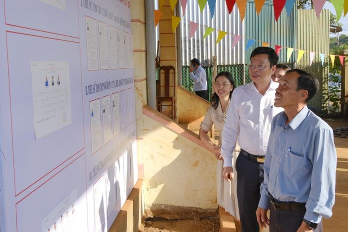 Đồng chí Lưu Văn Trung, Phó Bí thư Tỉnh ủy, Chủ tịch HĐND tỉnh, Chủ tịch Ủy ban Bầu cử tỉnh Lâm Đồng kiểm tra công tác chuẩn bị tại khu vực bỏ phiếu số 19, bon Bu Đách