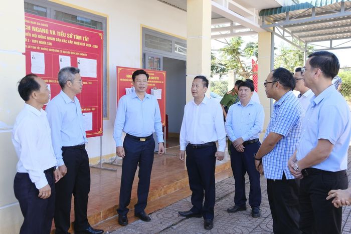 Đồng chí Lưu Văn Trung, Phó Bí thư Tỉnh ủy, Chủ tịch HĐND tỉnh, Chủ tịch Ủy ban Bầu cử tỉnh Lâm Đồng trao đổi, lưu ý một số nội dung trong công tác chuẩn bị bầu cử với các tổ bầu cử tại địa phương