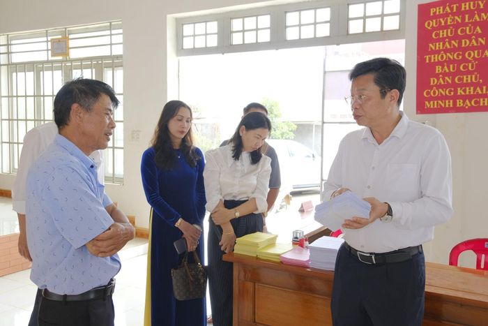 Đồng chí Lưu Văn Trung, Phó Bí thư Tỉnh ủy, Chủ tịch HĐND tỉnh, Chủ tịch Ủy ban Bầu cử tỉnh trao đổi với các tổ bầu cử tại địa phương về việc bảo đảm phát hành và sử dụng phiếu bầu đúng quy định, hợp lệ