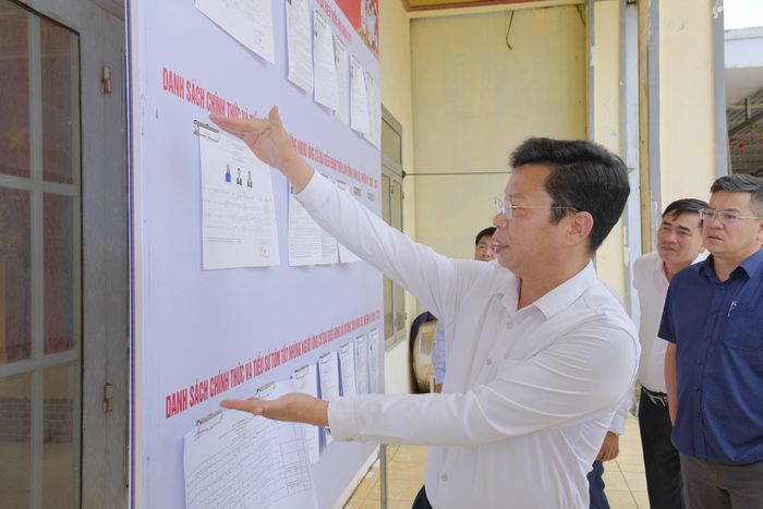 Đồng chí Lưu Văn Trung, Phó Bí thư Tỉnh ủy, Chủ tịch HĐND tỉnh, Chủ tịch Ủy ban Bầu cử tỉnh đề nghị địa phương rà soát, điều chỉnh việc niêm yết thông tin trên bảng danh sách cử tri và tiểu sử tóm tắt của người ứng cử, bảo đảm rõ ràng, dễ quan sát để người dân thuận tiện theo dõi