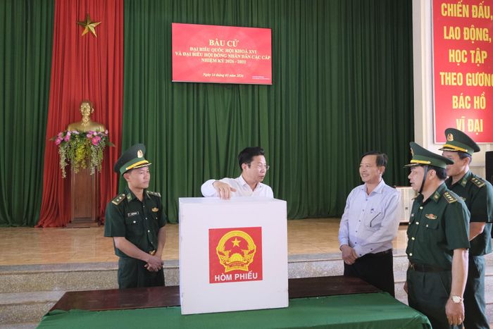 Đồng chí Lưu Văn Trung, Phó Bí thư Tỉnh ủy, Chủ tịch HĐND tỉnh, Chủ tịch Ủy ban Bầu cử tỉnh Lâm Đồng lưu ý công tác chuẩn bị bầu cử ở Tiểu đoàn Huấn luyện - Cơ động 1 - một trong 5 điểm bỏ phiếu sớm tại tỉnh Lâm Đồng