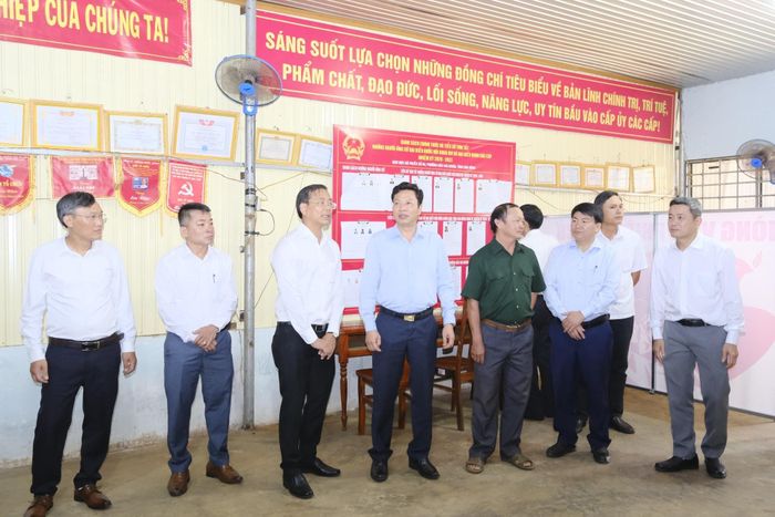 Đồng chí Lưu Văn Trung, Phó Bí thư Tỉnh ủy, Chủ tịch HĐND tỉnh, Chủ tịch Ủy ban Bầu cử tỉnh Lâm Đồng trao đổi, lưu ý một số nội dung trong công tác chuẩn bị bầu cử với các tổ bầu cử tại địa phương