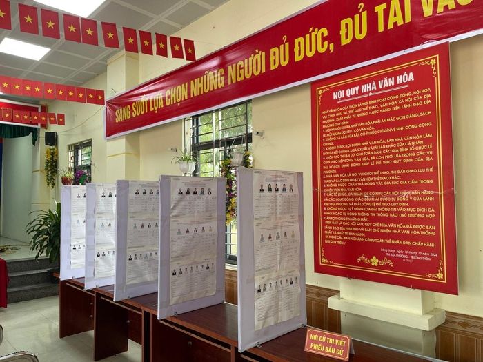 Khu vực bỏ phiếu tại các điểm bầu cử đã được xã Ứng Hòa hoàn thành. Ảnh: Phùng Lương