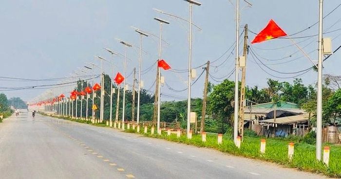 Các trục đường trên địa bàn xã Ứng Hòa được trang hoàng cờ, hoa rực rỡ. Ảnh: Phùng Lương