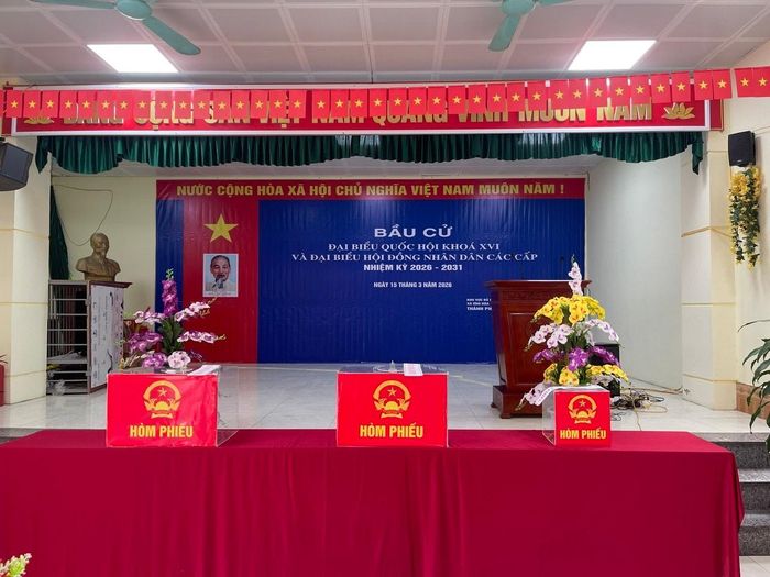 Khu vực tổ chức khai mạc bầu cử và các hòm phiếu đã được xã Ứng Hòa chuẩn bị xong. Ảnh: Phùng Lương