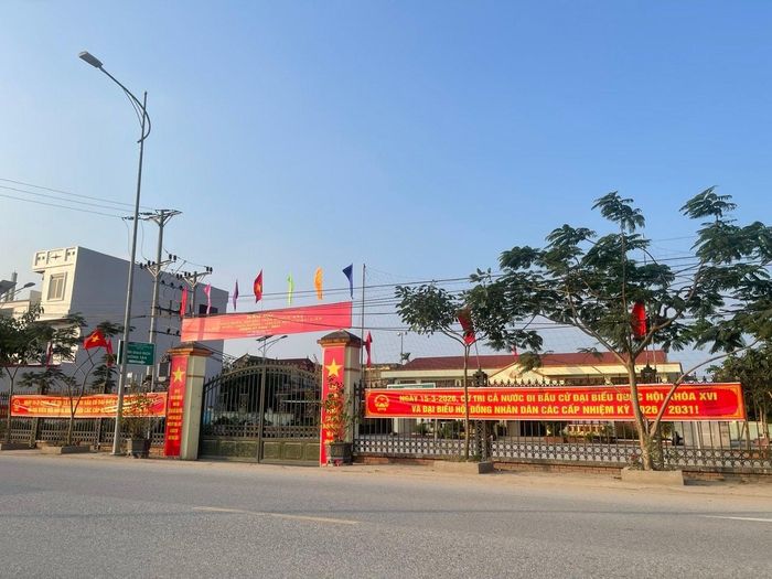 50 khu vực bỏ phiếu trên địa bàn xã Ứng Hòa đã hoàn thành việc trang trí theo quy định. Ảnh: Phùng Lương
