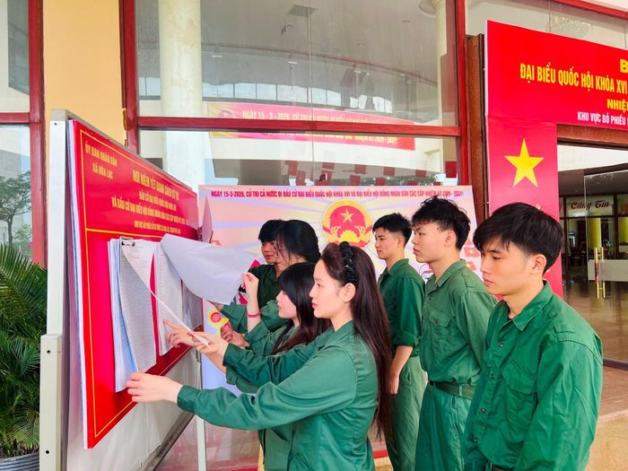 Các nhóm sinh viên đang cùng nhau tìm hiểu tiểu sử, tóm tắt chương trình công tác của các ứng cử viên đại biểu Quốc hội và đại biểu HĐND các cấp. Ảnh: TH