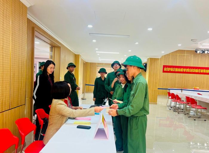 Một buổi diễn tập hướng dẫn những cử tri lần đầu đi bầu cử tại Đại học Quốc Gia Hà Nội. Ảnh: TH