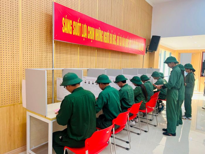 Được tập huấn kỹ, đa số các cử tri trẻ tại Tổ Bầu cử Đại học Quốc gia Hà Nội đã thuần thục các bước, thao tác bầu cử quan trọng trước ngày hội toàn dân. Ảnh: TH