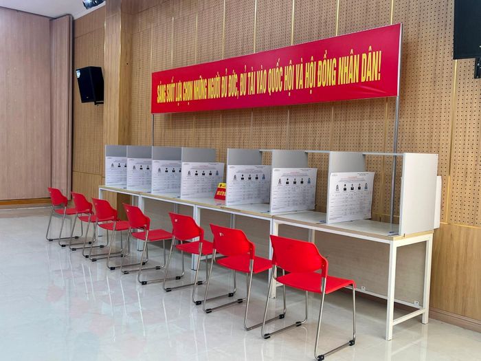 Trung tâm Quản lý đô thị đại học đã chủ động phối hợp với các đơn vị liên quan chuẩn bị đầy đủ cơ sở vật chất phục vụ bầu cử. Ảnh: TH