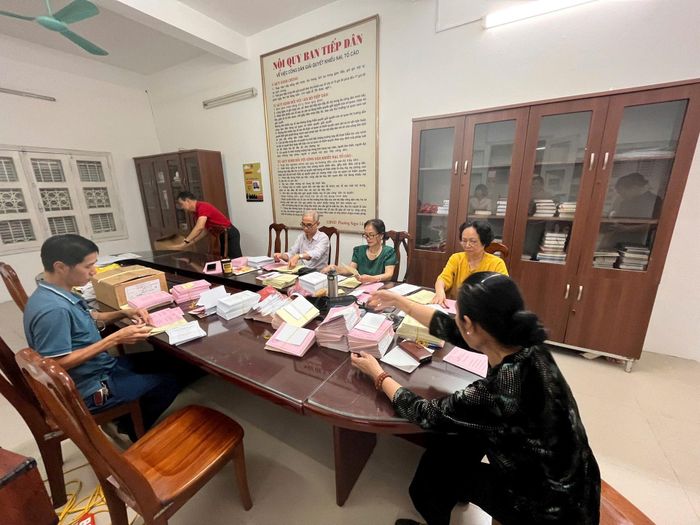 Công tác chuẩn bị phiếu cử tri đang được tích cực tiến hành. Ảnh: Tuyết Minh