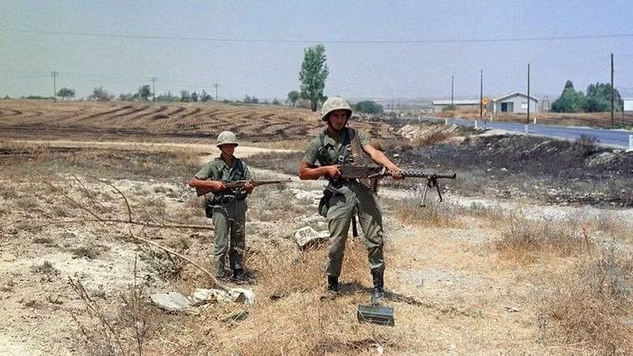 Trong khi những trận không kích đang phá hủy cơ sở hạ tầng của Iran và Tehran trả đũa bằng cuộc tấn công vào căn cứ ở Jordan, một mặt trận mới đang nổi lên ở biển Aegean, có khả năng làm tê liệt toàn bộ sườn phía Nam của NATO.