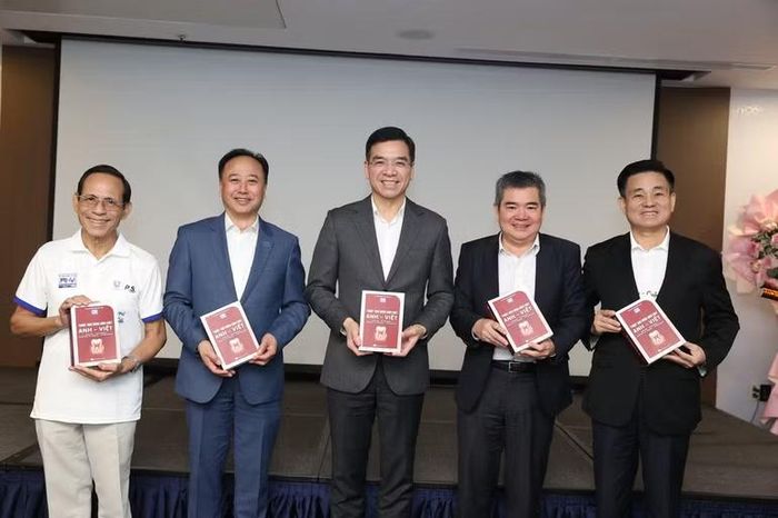 “Thuật ngữ Răng Hàm Mặt Anh-Việt” là một công trình khoa học có giá trị, được biên soạn bởi các chuyên gia hàng đầu trong lĩnh vực răng hàm mặt Việt Nam.