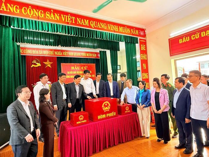 Đoàn giám sát, kiểm tra của Ủy ban Thường vụ Quốc hội và Hội đồng Bầu cử Quốc gia kiểm tra thực tế công tác chuẩn bị tại khu vực bỏ phiếu thuộc phường Nam Hoa Lư.