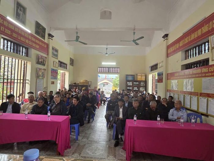 Các cử tri tham dự Hội nghị tiếp xúc cử tri, vận động bầu cử tại phường Nam Hoa Lư.
