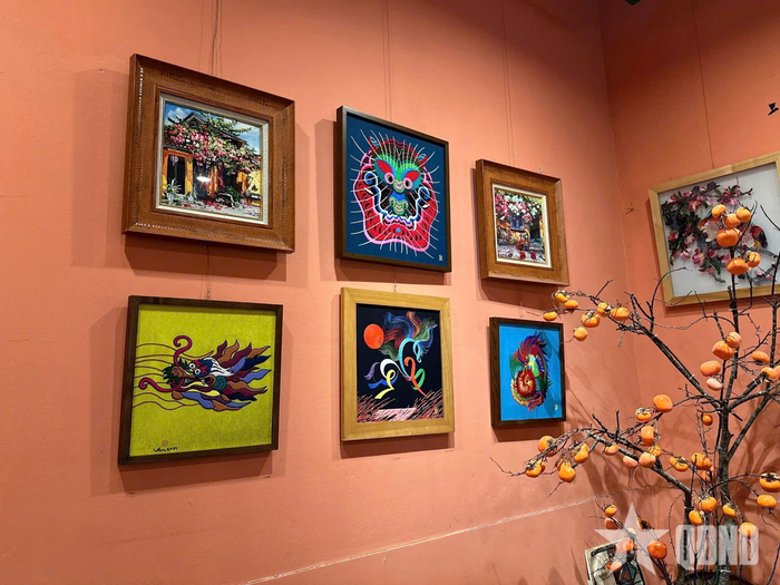 Một số sản phẩm tranh thêu len của học viên được trưng bày tại quán cà phê Len Art.