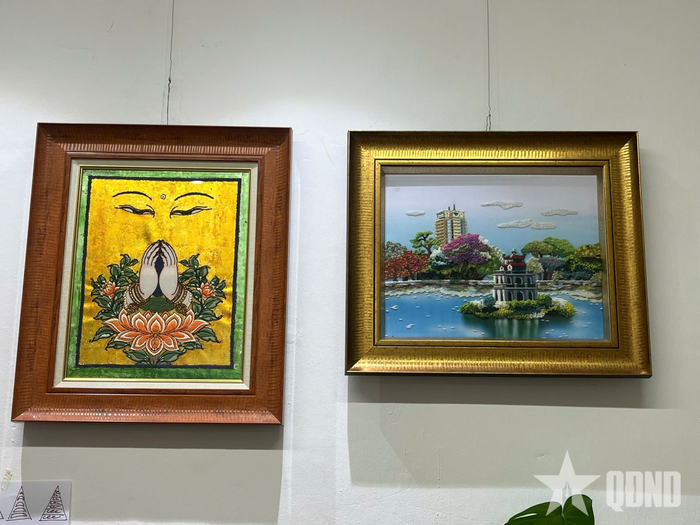 Sản phẩm tranh thêu len được trưng bày tại lớp học. 