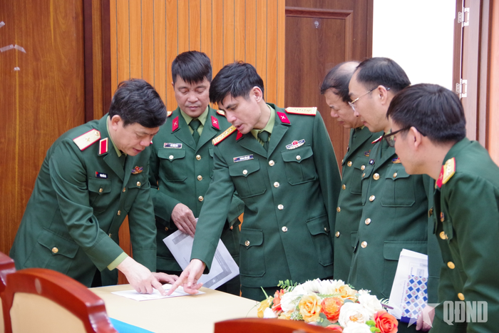 Thiếu tướng Phạm Quốc Hóa, Phó chính ủy Bộ Tư lệnh 86, đi kiểm tra công tác chuẩn bị bầu cử. 