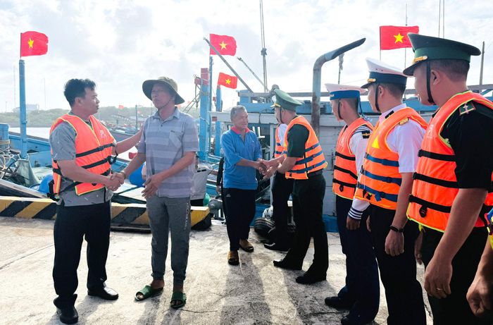 Ngay khi có mặt tại đảo Trường Sa, đồng chí Chủ tịch UBND Đặc khu Trường Sa đã cùng với tổ bầu cử gặp gỡ, thăm hỏi, động viên ngư dân tích cực tham gia bỏ phiếu bầu cử đại biểu Quốc hội và đại biểu HĐND các cấp.