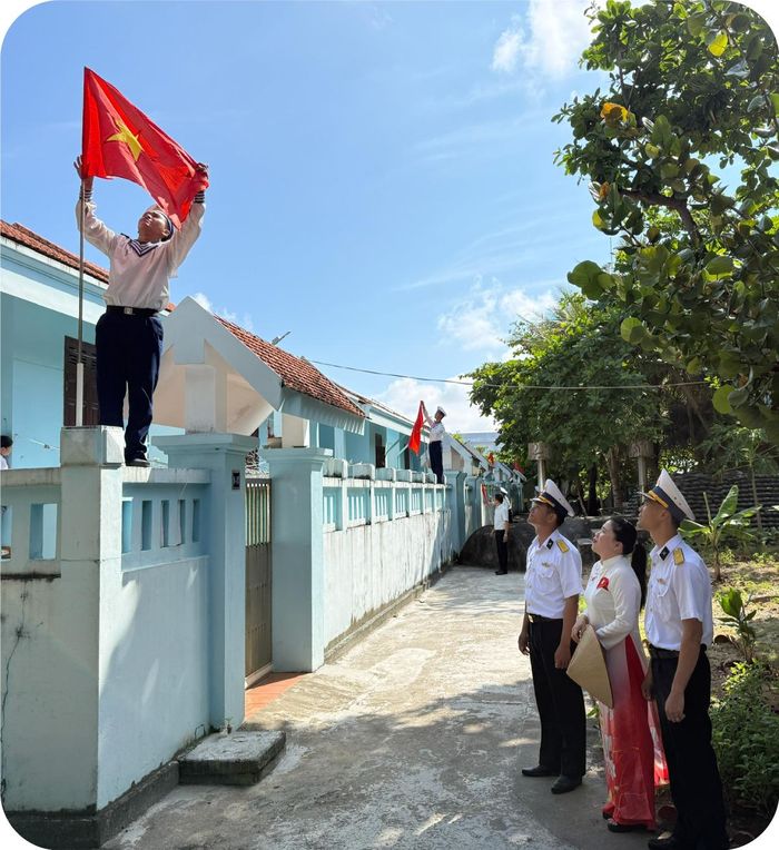 Hướng dẫn nhân dân treo cờ Tổ quốc và trang hoàng ngõ xóm chuẩn bị cho bầu cử trên đảo thuộc đặc khu Trường Sa.