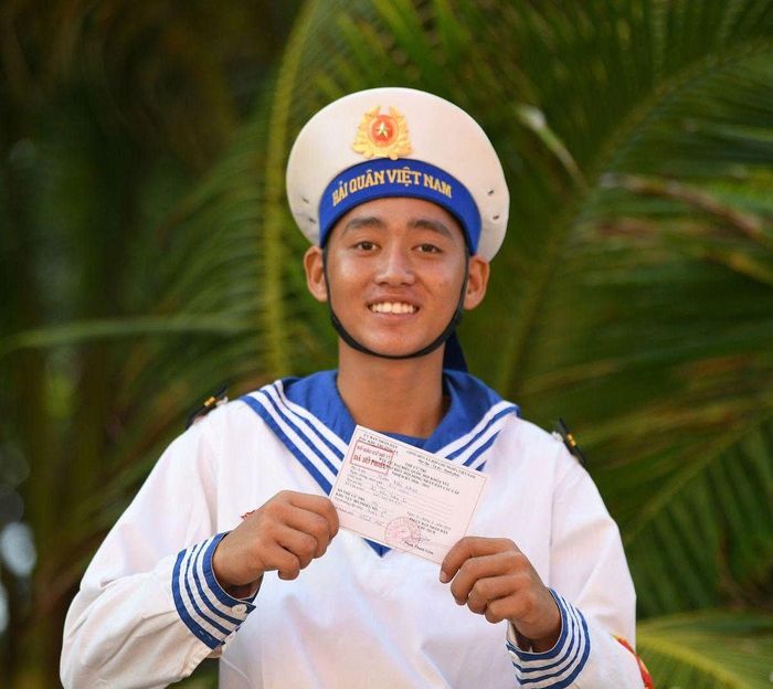 Những ánh mắt, khuôn mặt hân hoan của cử tri Trường Sa trong ngày bầu cử sớm.