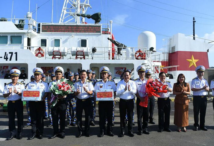 Các đại biểu tiễn các đoàn công tác.
