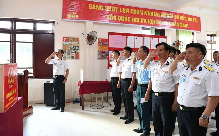Nghi thức chào cờ trang nghiêm trước giờ khai mạc ngày bầu cử.