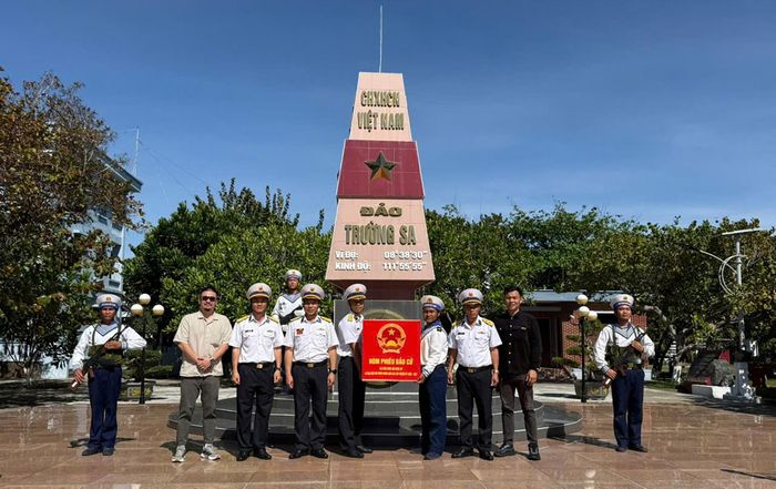 Tổ bầu cử ở các đảo sẵn sàng chờ đón, tiếp nhận hòm phiếu.