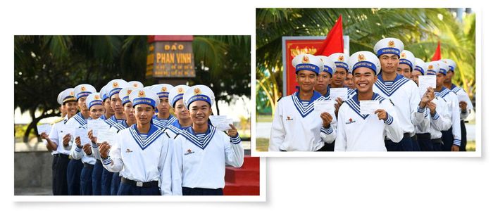 Cử tri Trường Sa háo hức cầm thẻ cử tri trên tay đến điểm bầu cử.