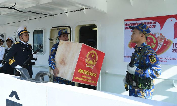 Thùng phiếu và các vật chất khác liên quan đến công tác bầu cử được bảo vệ nghiêm ngặt khi chuyển lên tàu đưa ra các đảo.
