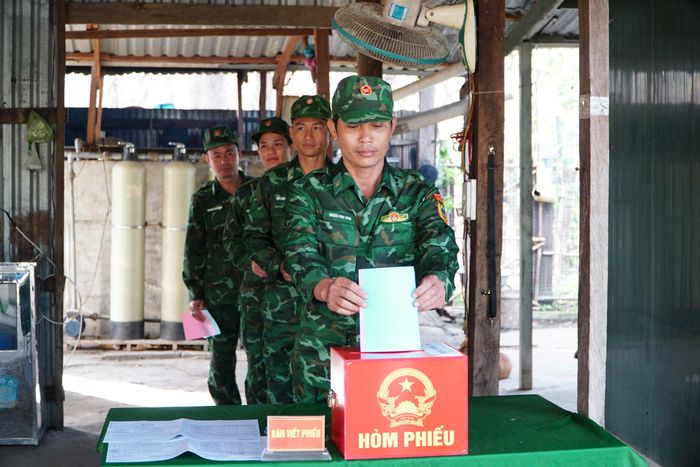  Các hòm phiếu lưu động cũng được đưa vào các chốt, trạm để cán bộ, chiến sĩ thực hiện quyền, nghĩa vụ công dân 