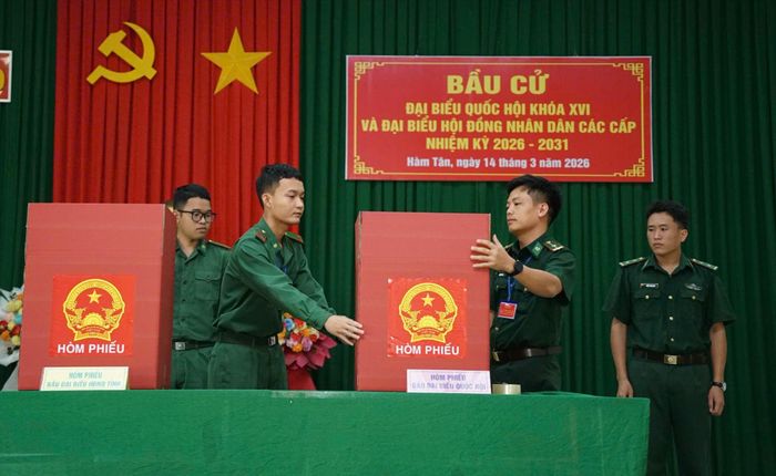  Kiểm tra hòm phiếu trước khi các cử tri thực hiện quyền công dân tại khu vực bỏ phiếu số 18, tại xã Hàm Tân (Tiểu đoàn Huấn luyện - Cơ động 2) 