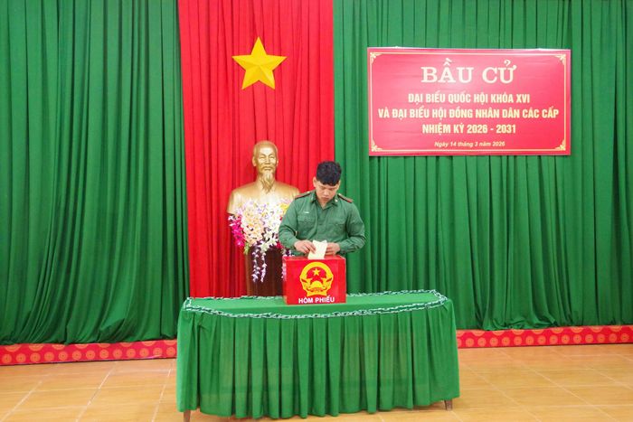  Cán bộ, chiến sĩ Đồn Biên phòng Nậm Na bỏ phiếu tại khu vực số 37 tại xã Đắk Wil, tỉnh Lâm Đồng sáng 14-3 