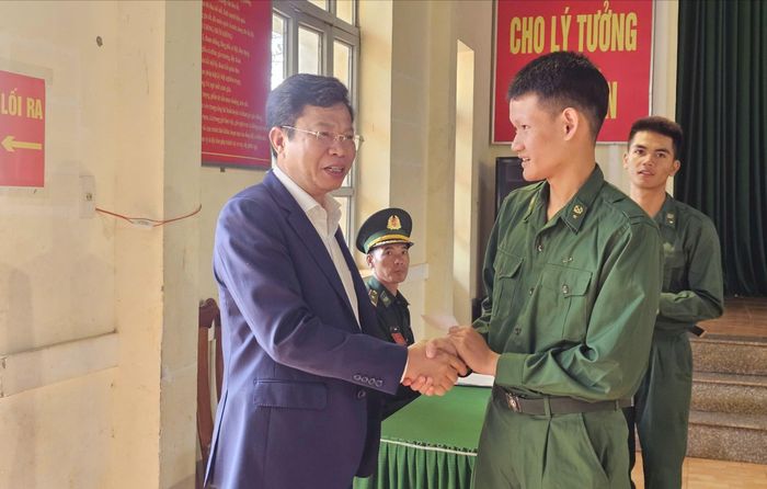  Đồng chí Lưu Văn Trung, Phó Bí thư Tỉnh ủy, Chủ tịch HĐND tỉnh, Chủ tịch Ủy ban Bầu cử tỉnh Lâm Đồng động viên các chiến sĩ tại khu vực bỏ phiếu số 19, xã Thuận Hạnh 