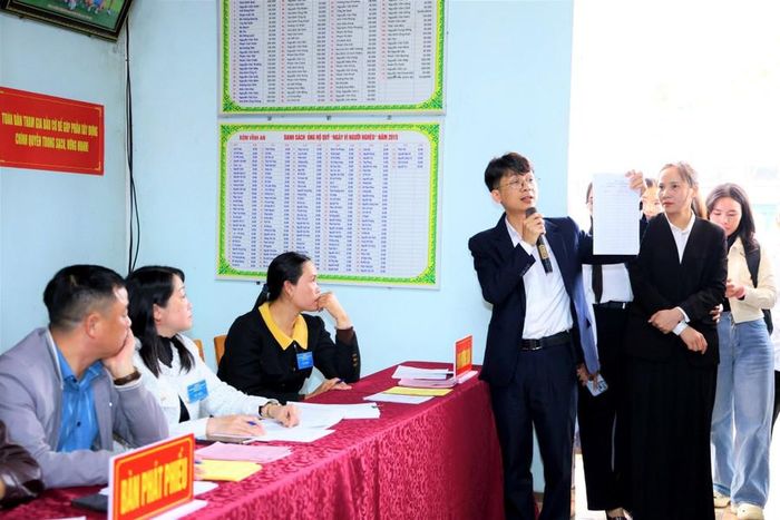 Chính quyền xã Toàn Lưu hướng dẫn quy trình bầu cử cho các thành viên tổ bầu cử.