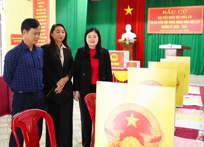 Đoàn giám sát của UBMTTQ tỉnh Hà Tĩnh kiểm tra công tác chuẩn bị cho bầu cử tại xã Toàn Lưu.