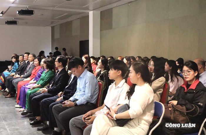 Tọa đàm thu hút đông đảo công chúng, những người quan tâm đến cuộc đời của nữ liệt sĩ - bác sĩ Đặng Thùy Trâm. Ảnh: Trần Phương