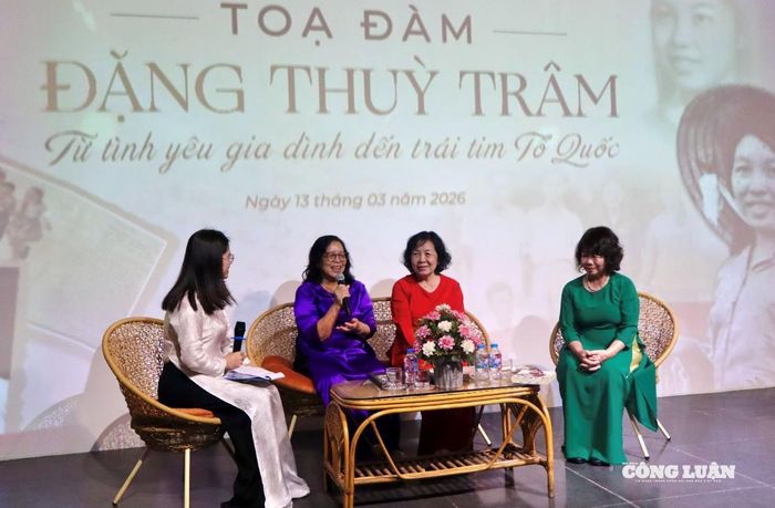 Ba người em gái của liệt sĩ Đặng Thùy Trâm theo thứ tự từ phải sang (bà Đặng Kim Trâm, Đặng Phương Trâm và Đặng Hiền Trâm). Ảnh: Trần Phương